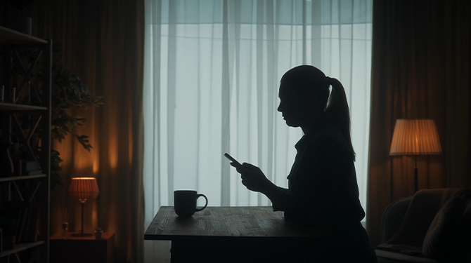Is het wel verantwoord om vrouwen alleen door hun huis te laten lopen?