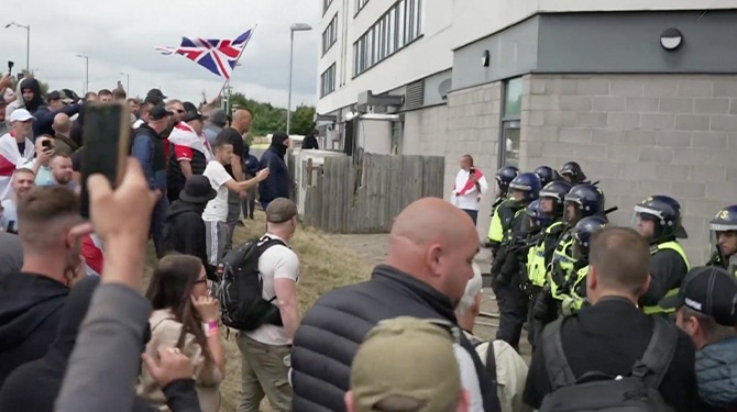 Zeker weer de asielzoekers die Britse asielzoekerscentra aanvallen