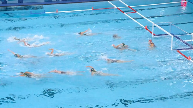 Waterpoloster ligt na schwalbe al 3 minuten op bodem zwembad