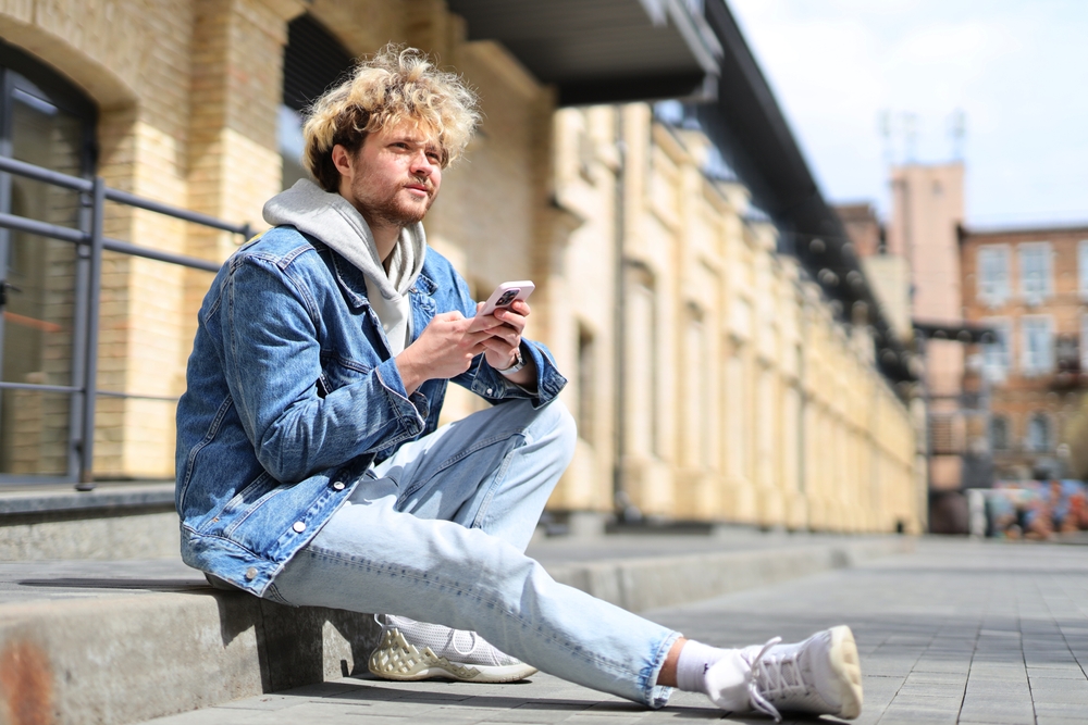 Man twijfelt of hij met zijn allerlaatste MB data een nieuwe bundel aanschaft of nog 1 TikTok-filmpje gaat kijken