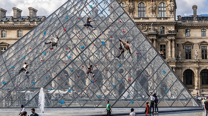 Louvre-piramide omgebouwd tot klimrots voor Olympisch onderdeel sportklimmen