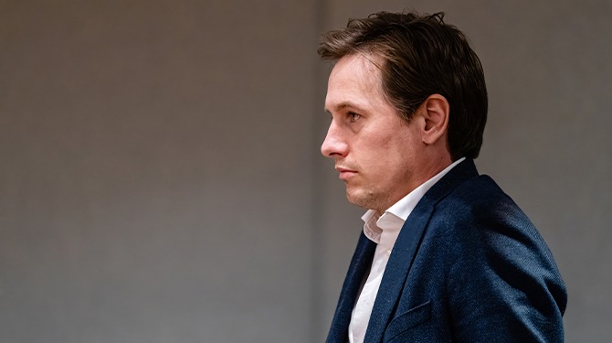 Laurens Dassen informeert voorzichtig bij PR-medewerkers Volt ‘of hij toevallig ook brat is’