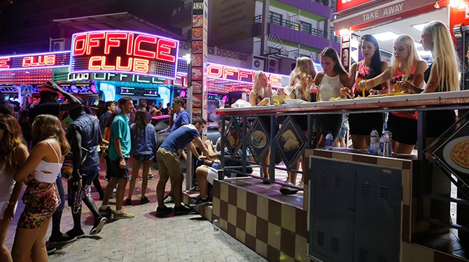 Demonstratie tegen massatoerisme Mallorca: dreigt de culturele rijkdom van Megapark en Feestcafé Shooters verloren te gaan?