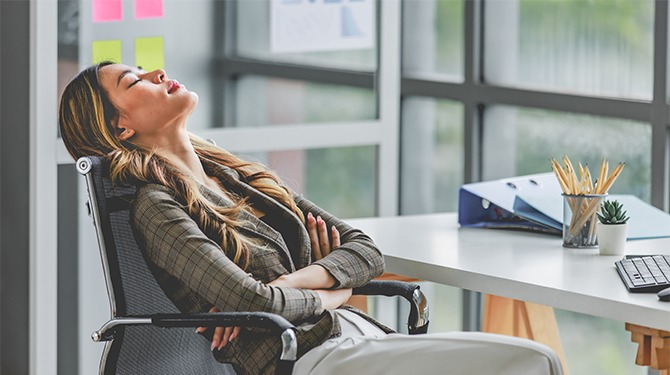 Collega krijgt volle laag in Riannes gedachten