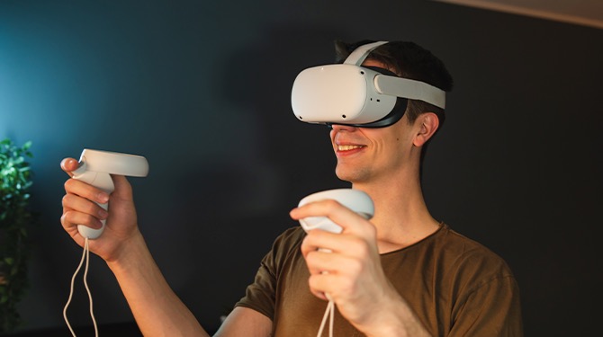 Bram lost VR-escaperoom in 1 seconde op door bril af te zetten