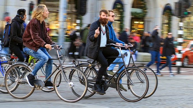 Fietser die niet snapt hoe zebrapad werkt boos op toerist die niet snapt hoe fietspad werkt