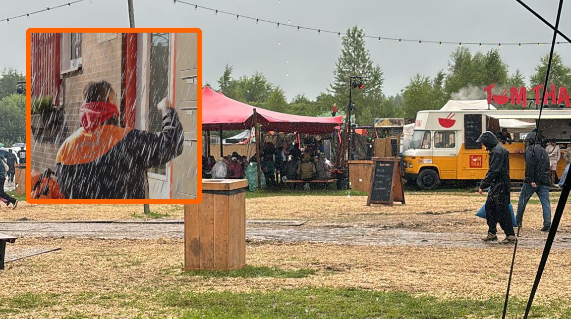 Postbezorger in de regen goedgehumeurd omdat hij ook op Wildeburg had kunnen staan