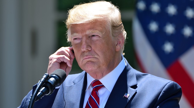 Opnieuw verspreking van Trump: noemt zichzelf per ongeluk ‘beste president ooit’ in plaats van ‘oplichter, fascist en verkrachter’