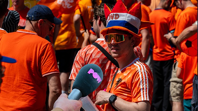Pownews-verslaggever vraagt jonge oranjefans of ze hun ballen willen laten zien voor een meet & greet met Virgil