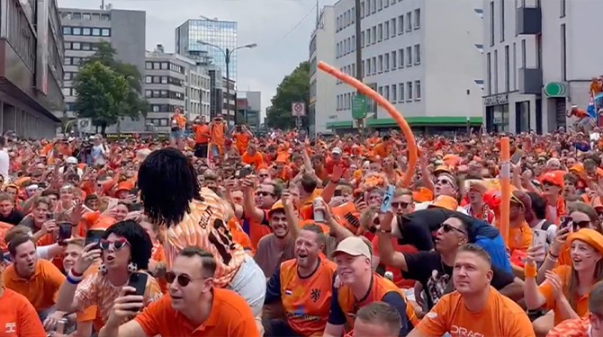 Deelnemers Oranjemars massaal slaags met katholieken in Dortmund