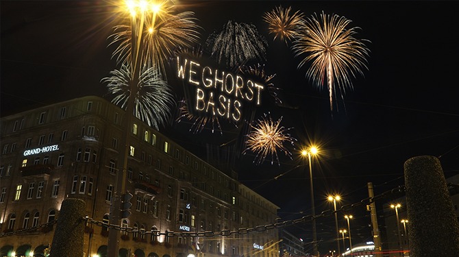 Weghorst steekt vuurwerk af voor spelershotel Oranje: ‘WEGHORST BASIS!’