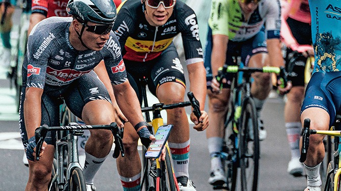 Ergernis in Tourpeloton om sprinters die zitten te appen op de fiets