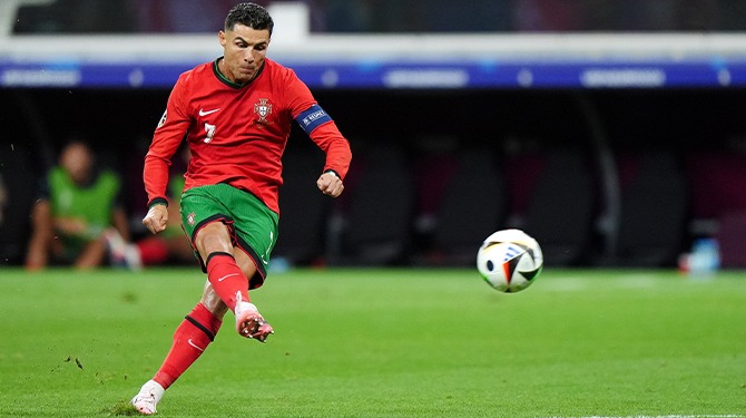 Ronaldo eerste speler ooit die op zes EK’s vrije trap de tribune in peert