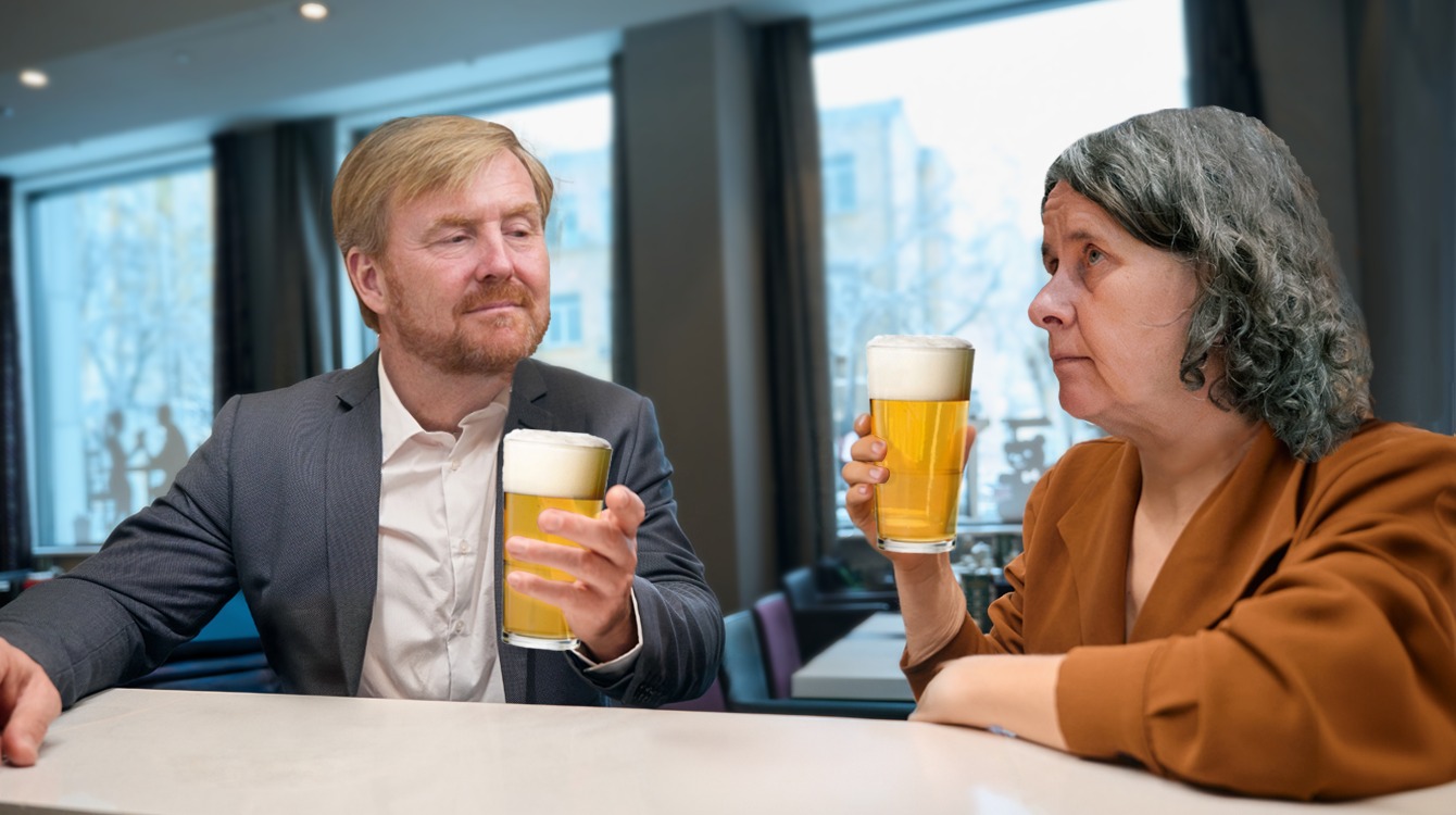 Veel kritiek op foto van Willem-Alexander die biertje drinkt met Marjolein Faber