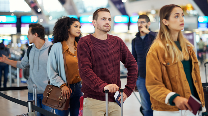 Jort drinkt in de rij voor de security op Schiphol nog snel even zijn shampoo op