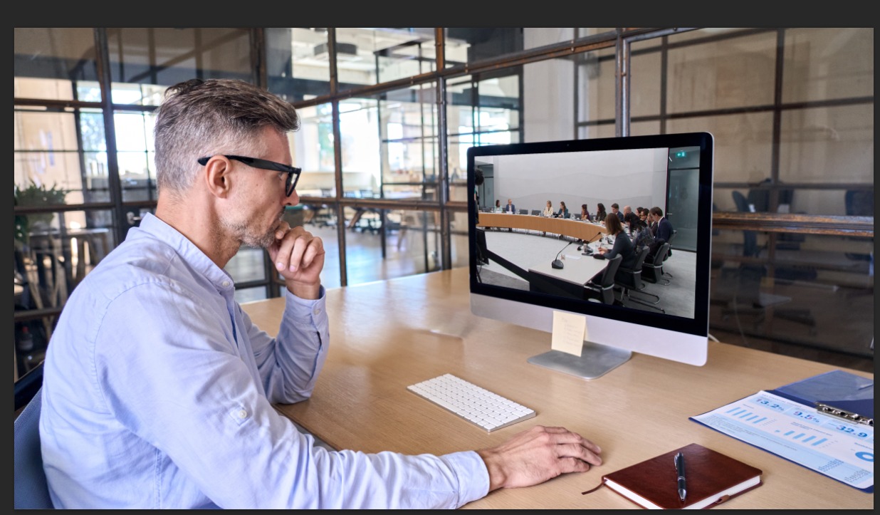 Maikel klikt snel NOS-stream met hoorzittingen weg wanneer baas langsloopt