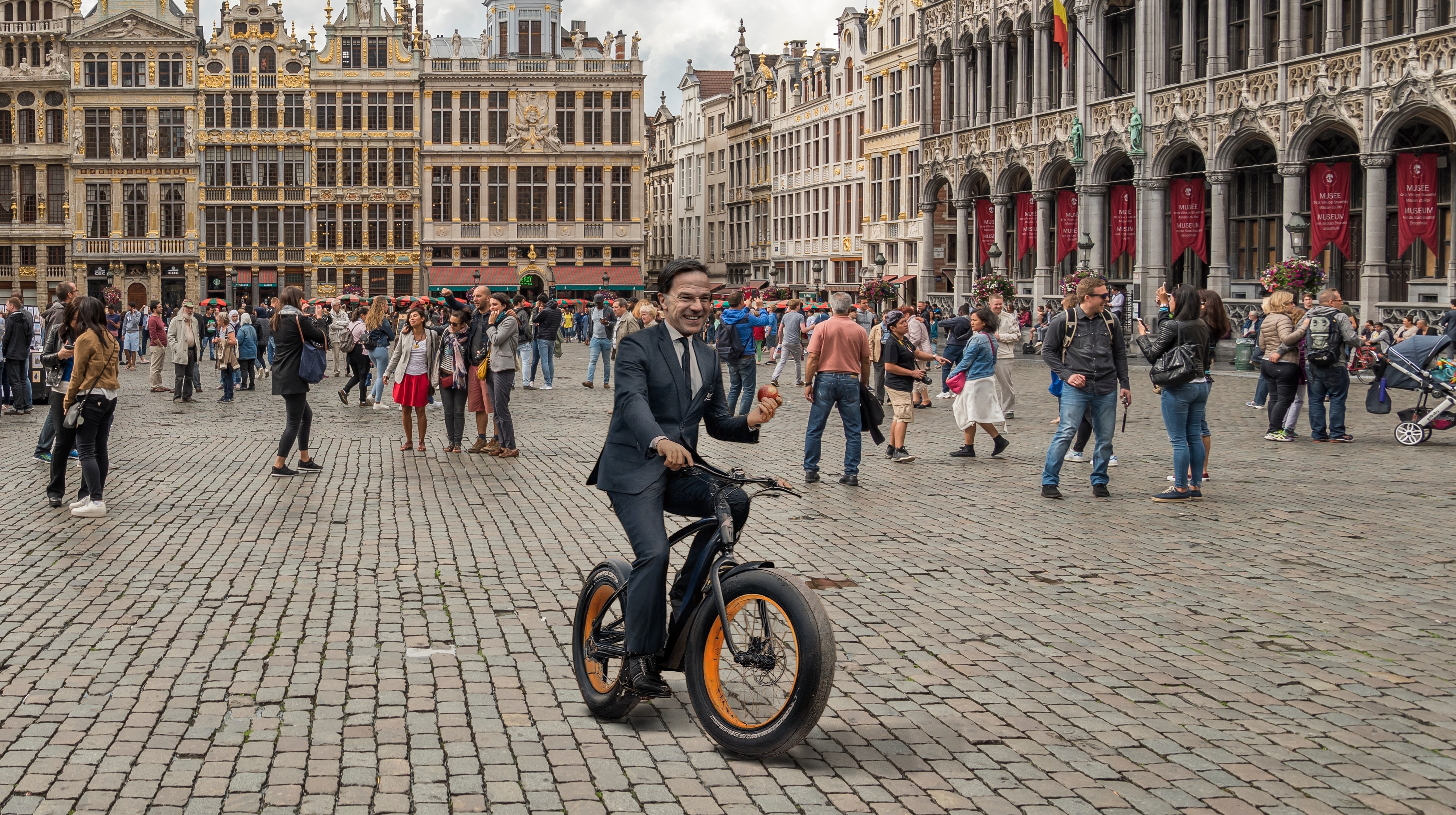 Rutte blij dat hij iedere dag gewoon op zijn opgevoerde fatbike naar Brussel kan