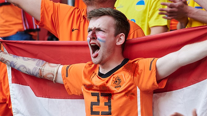 Voetbalhumor: Oranjefan breekt neus voor ogen van Franse fans