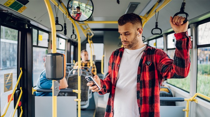 Man verliest zorgvuldig opgebouwd zelfvertrouwen door te gaan staan in rijdende bus