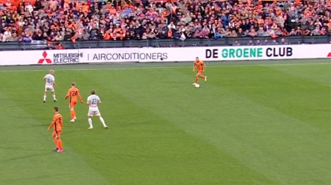 Koeman wordt niet graag verrast en haalt De Vrij van het veld na mooie actie