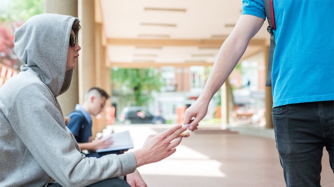 Ouders blij dat hun kinderen drugs bij klasgenootjes kopen en niet bij ongure types op straat