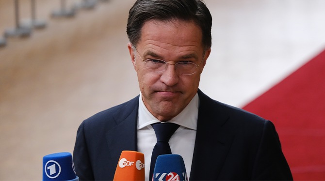 Rutte betuigt medeleven met beschadigde auto’s in Nieuwegein