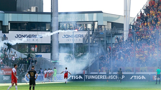 Verontwaardiging over deel Utrecht-supporters: ‘Wie neemt zijn kind nu mee naar het vuurwerkgooien?’