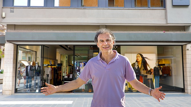 Deze Italiaan is een hit met zijn Nederlandse kledingwinkel in Palermo: ‘Hallo allemaal, goedemorgen!’