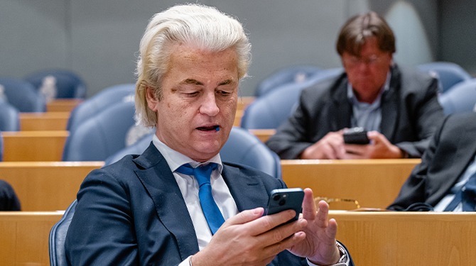 Wilders vraagt Hoogervorst-imitator of hij nog steeds beschikbaar is als premier