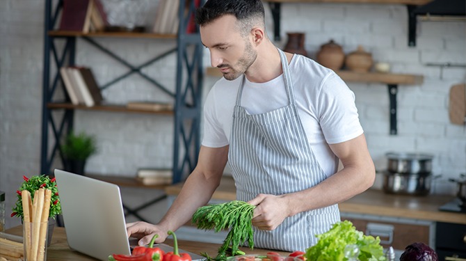 Online recept duurt 10 minuten om te bereiden en 30 minuten om naar beneden te scrollen