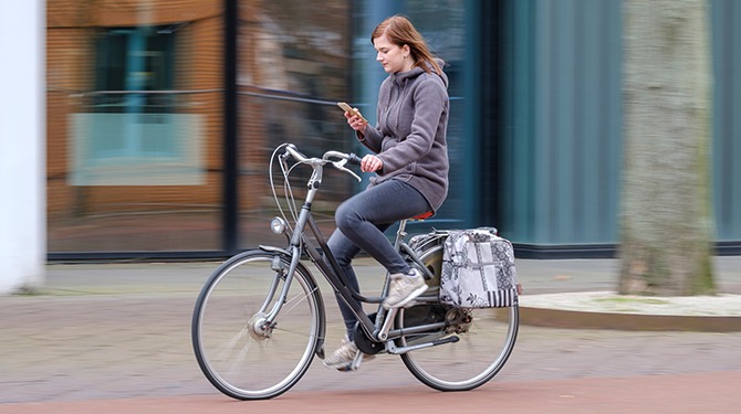 Lisa gaat even rondje fietsen om haar mail bij te werken