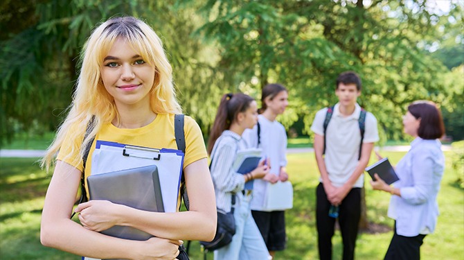 Eindexamenleerling Mitzi weet nog niet welke universiteit ze volgend jaar wil barricaderen