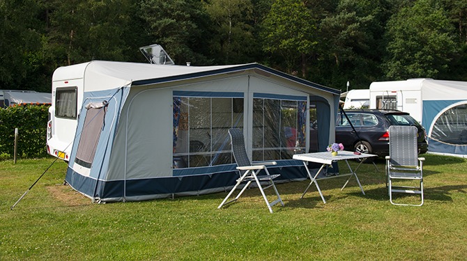 Deze mensen hebben hier al 3 weken een tentenkamp opgezet, maar wat willen ze nou?