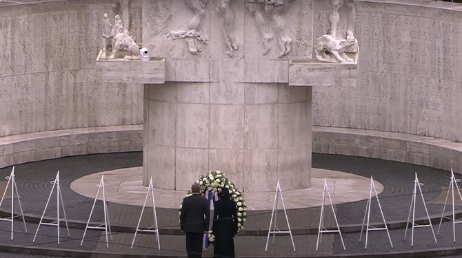 Vrouw op De Dam die herdenking filmde met mobiel denkt dat ze 2 minuten stilte nog vaak gaat terugkijken