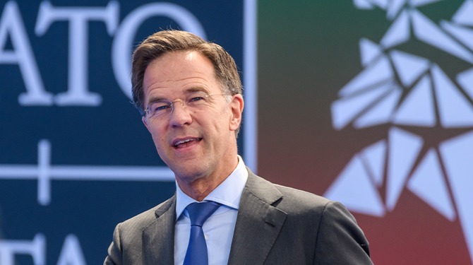 Rutte bijna NAVO-baas, maar kan hij tegen kietelen?