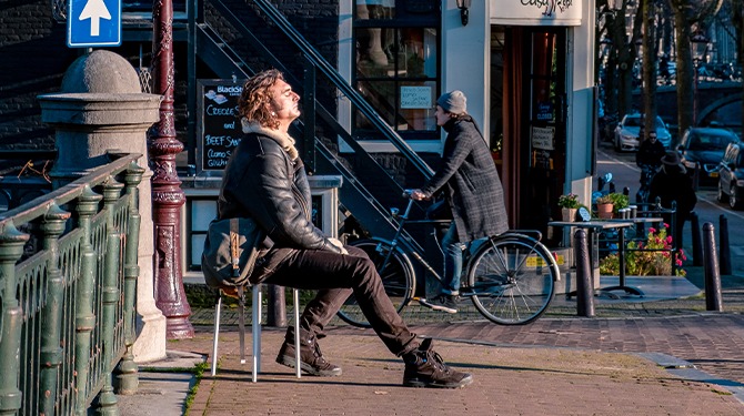 Zwaarmoedige man heeft eigenlijk alleen maar een paar zonnestralen nodig om zich vrolijk te voelen