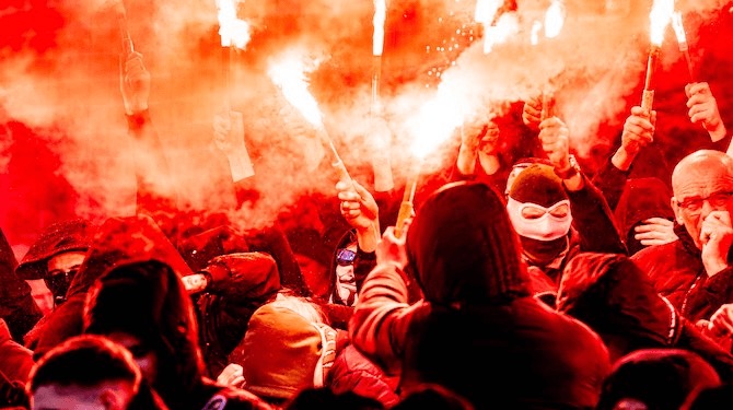 Joep Schreuder vraagt aan Feyenoord-beveiliger of hij weleens iemand gefouilleerd heeft