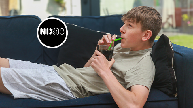 Jay (17) wilde vanavond keihard gaan zuipen maar bedacht zich door NIX-logo