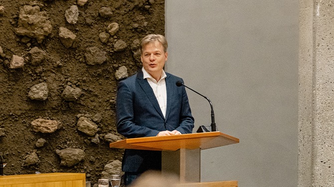 Kamer: nieuwe Bulgarenfraude keihard aanpakken en nieuwe toeslagenaffaire veel te ruim compenseren
