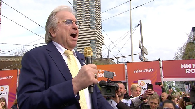 Lee Towers zingt YNWA in krankzinnige tijd van 2:06:32