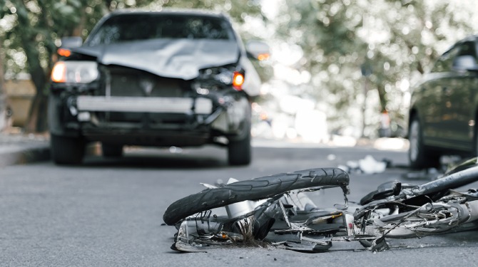 Bestuurder SUV vindt dat vermalen fietser in haar grille helm had moeten dragen