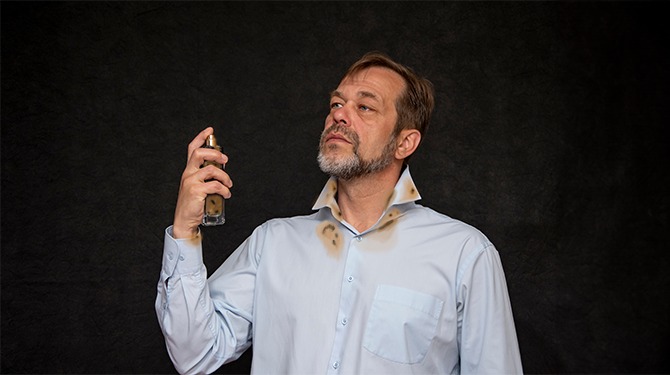 John bewijst mannelijkheid met vleesparfum