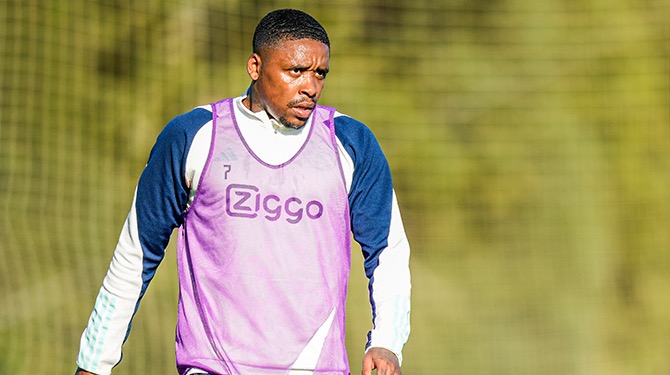 Bergwijn maakt voetballende beweging op training