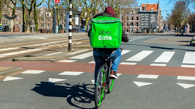 Maaltijdbezorgdienst gaat experimenteren met bezorgers die al eens eerder op fiets hebben gezeten