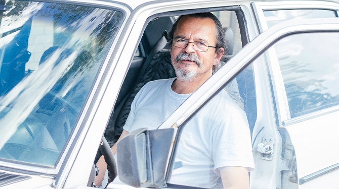 Digital nomad Hans (55) woont in auto op parkeerplaats Zoetermeer
