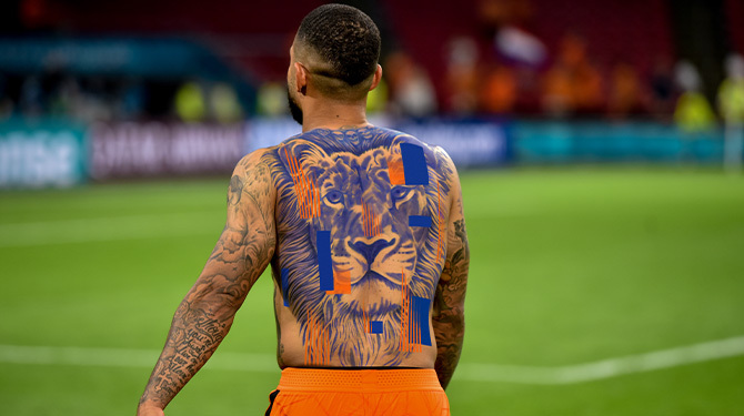 Depay presenteert uit-tattoo