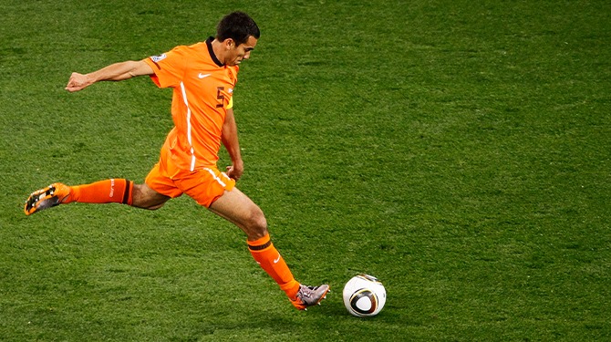 Gemiddelde man denkt 40 keer per dag aan goal Van Bronckhorst tegen Uruguay