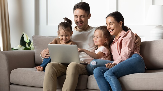 Fin (7) en Emma (9) geven hun ouders thuis voorlichting over de Week van de Lentekriebels