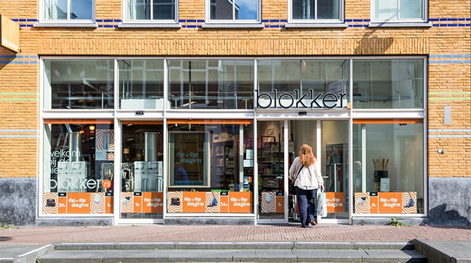 Vrouw met Blokkerspaarkaart heeft eindelijk genoeg punten voor een Blokker