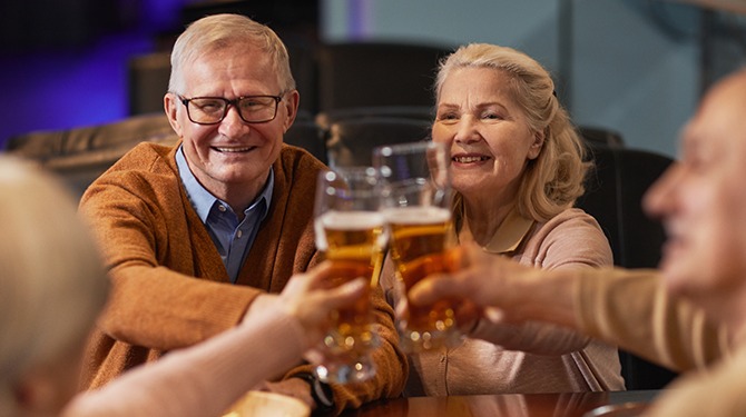 Alcoholverbod bij bingo-avondjes: bejaarden moeten noodgedwongen bij iemand indrinken